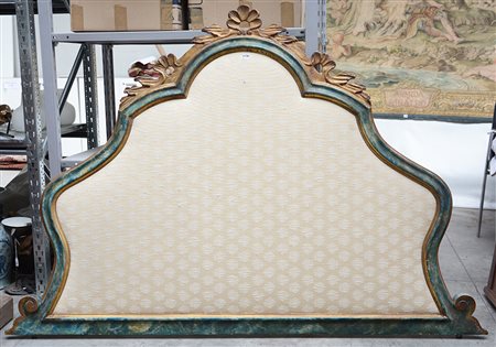 Antica testata da letto imbottita di foram sagomata in legno intagliato,...