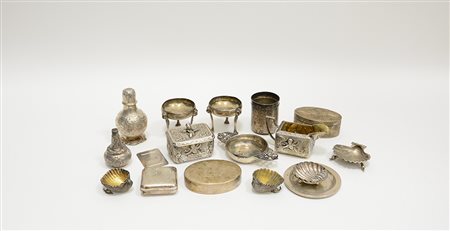 Lotto composto da diciassette piccoli oggetti in argento (gr 700 circa)...