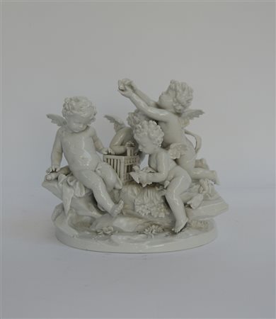 Manifattura napoletana, gruppo in porcellana raffigurante amorini che giocano...