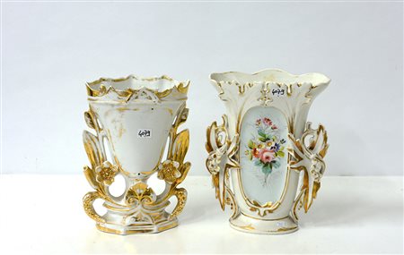 Manifattura francese del secolo XIX, due vasi portafiori in porcellana...