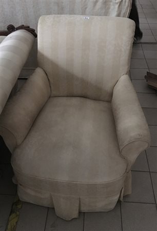 Lotto composto da tre poltrone imbottite di fatture differenti e un pouf...