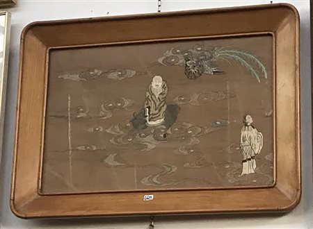 Frammento di pannello in raso di seta rosa, ricamato in seta e fili d'oro...