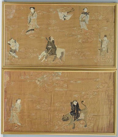 Coppia di frammenti di pannello in raso di seta color rosa. Ricamato in seta...