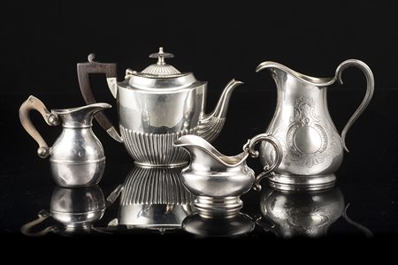 Lotto composto da una caffettiera e tre lattiere in metallo argentato