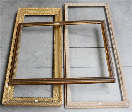 Lotto composto da tre cornici di fogge, misure ed epoche differenti (difetti)
