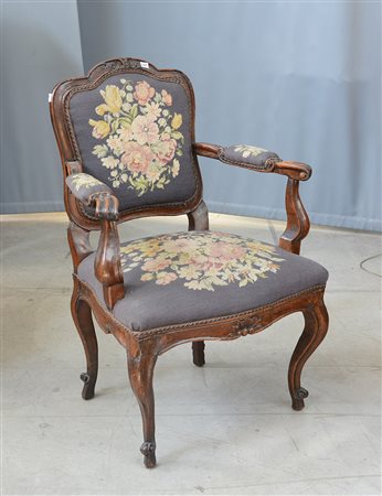 Poltrona in noce con schienale e braccioli intagliati. Secolo XVIII (restauri)