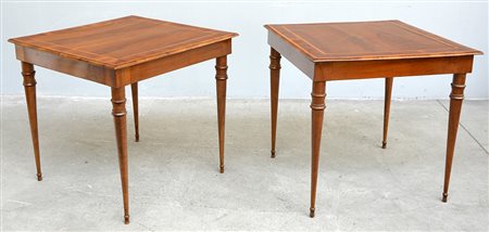 Coppia di tavolini quadrati con gambe tornite e rastremate, piani lastronati...