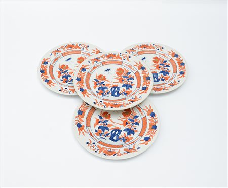 Gruppo di quattro piatti in stile Imari cinese con marchio apocrifo Qianlong...