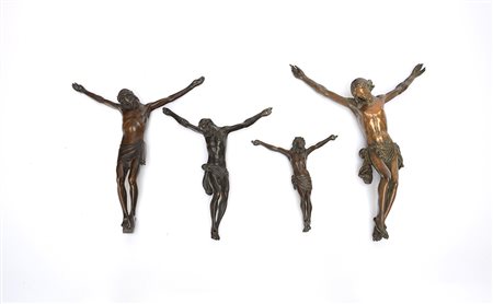 Gruppo di quattro sculture in bronzo raffiguranti Cristo crocifisso, misure...