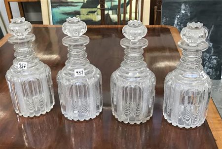 Lotto di quattro bottiglie da liquore con tappo in cristallo molato (difetti)