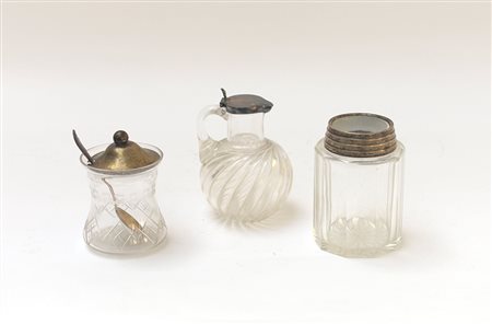 Lotto composto da tre contenitori in vetro con guarnizioni in metallo...