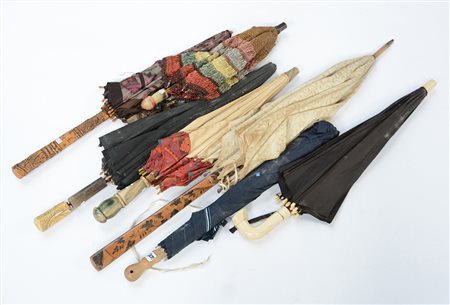 Lotto composto da sette ombrelli da donna di misure e materiali differenti...