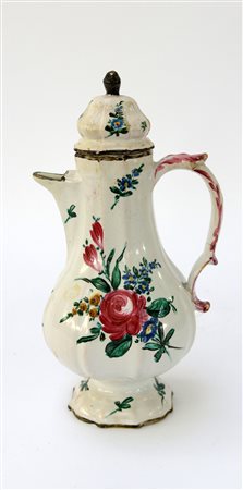 Manifattura di Faenza, secolo XVIII. Caffettiera in maiolica di forma...