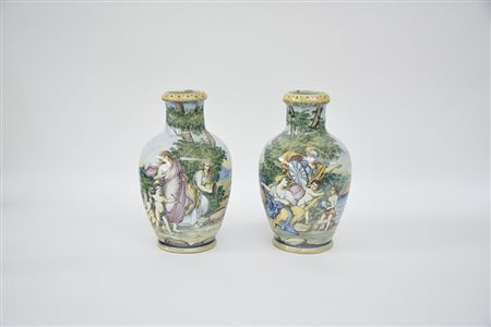 Coppia di vasi in maiolica decorati in policromia a scene classiche in...
