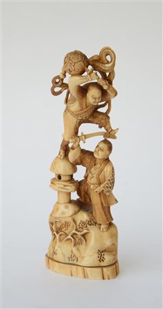 Okimono in avorio raffigurante guerrieri (difetti)Giappone, periodo Meiji...