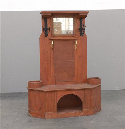 Attaccapanni in abete con panca e vani portaombrelli. Parte superiore con...