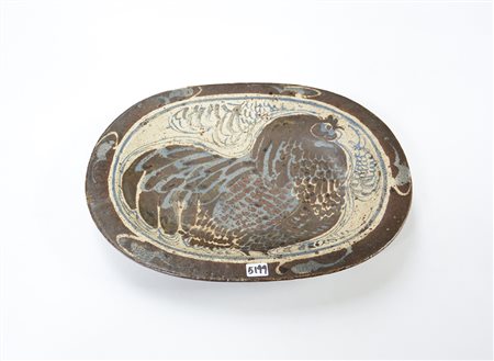 Piatto in gres di forma ovale decorata con figura di gallo. Italia, secolo...