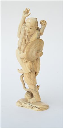 Okimono in avorio scolpito con iscrizione sotto la base (lievi...