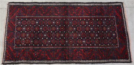 Tappeto Beluchistan, Persia, secolo XX. Disegno con fiori stilizzati nei toni...