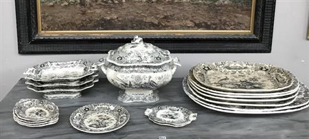 Manifattura inglese Davenport. Parte di servizio in ceramica decorato a...