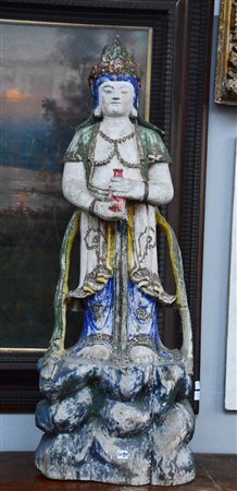 Scultura in legno raffigurante guanyin stante su base rocciosa decorata in...