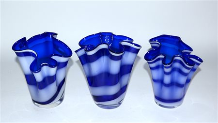 Lotto composto da tre vasi a fazzoletto in vetro blu decorato a striature (h...