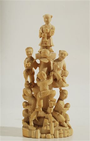 Arte di Cina, sec. XIX"Piramide di bimbi giocolieri e suonatori intorno a un...