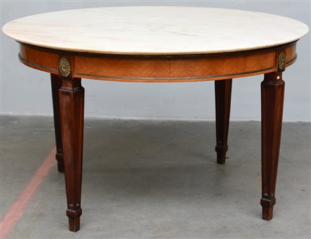 Tavolo tondo con fascia lastronata a lisca di pesce e decorata da rosoni in...