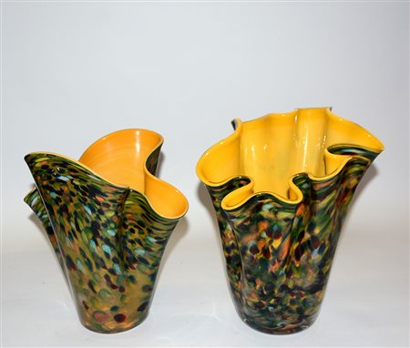 Lotto composto da due vasi a fazzoletto in vetro policromo, interno in vetro...