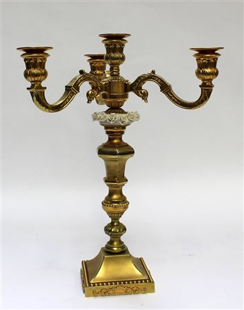 Candelabro a quattro fiamme in bronzo dorato decorato a volute e motivi...