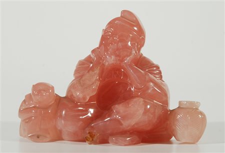 Arte di Cina, sec. XX "Figura seduta con scimmietta e vaso" gruppo in quarzo...