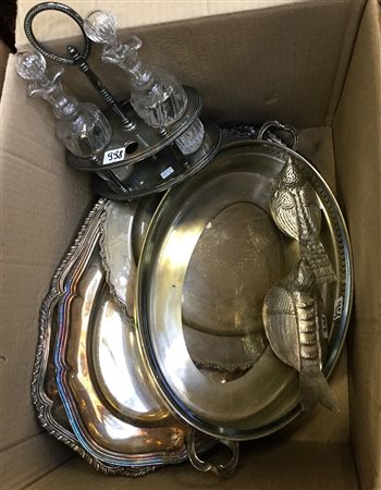 Lotto composto da due vassoi ovali e uno tondo in metallo argentato,...