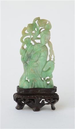 Figura con animale, scultura in giadeite verde mela con base in legno...