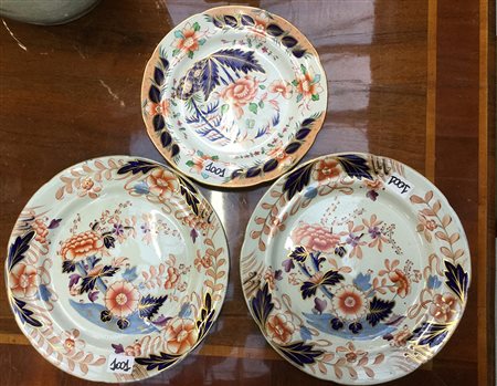 Manifattura di Davenport, lotto di due piatti piani e un piattino da dolce a...