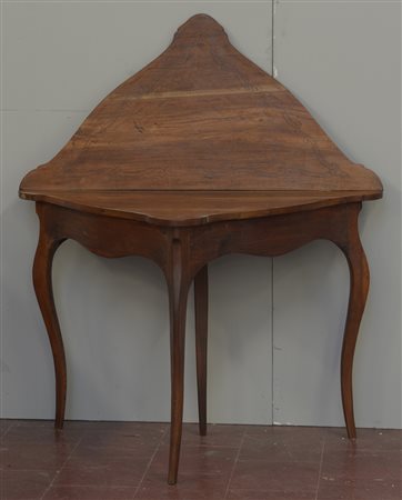 Tavolino da gioco con piano a libro sagomato, due cassettini nella fascia....