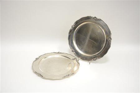 Lotto composto da due piatti in argento con decoro a motivi vegetali (g 1000...