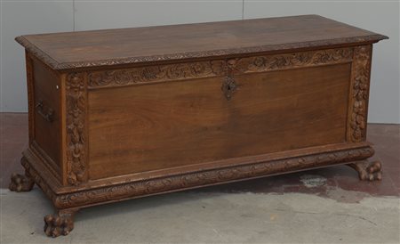 Cassapanca in legno con fronte intagliato sui bordi a motivi vegetali, putti,...