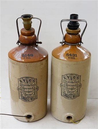 Coppia di lampade ricavate da bottiglia con scritta 'Lyle’S Tunnerbridge...