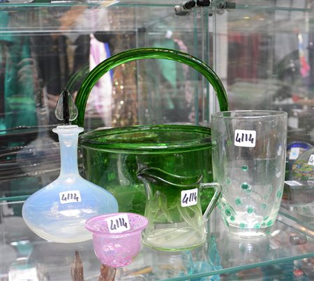 Lotto composto da un cestello, una piccola brocca, un piccolo vaso, una...