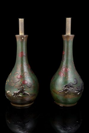 Coppia di vasi a bottiglia in ceramica decorati su fondo verde fiori e foglie...