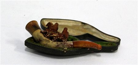 Pipa in schiuma scolpita a volatili, bocchino in ambra (cm 12) Secolo XIX. In...