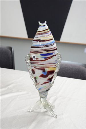 "Pesce" scultura in vetro incamiciato incolore a macchie policrome. Epoca...