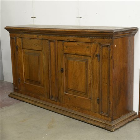 Antica credenza in noce a due ante riquadrate e mannellate sul fronte (cm...