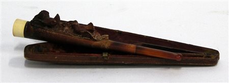 Pipa in schiuma scolpita a volatili, bocchino in ambra (cm 18) Secolo XIX. In...