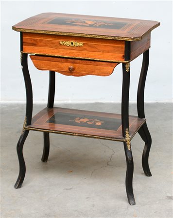 Tavolino da lavoro con piano ottagonale lastronato e filettato in legni vari...