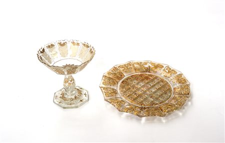 Lotto composto da un piatto ed un'alzatina in vetro, decorati a motivi...