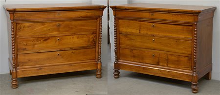 Coppia di comò in noce ad un cassetto sottopiano e tre grandi sul fronte....