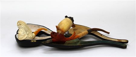 Lotto composto da due pipe in schiuma di manifatture diverse. Secolo XIX, in...