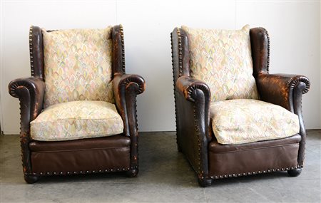 Coppia di poltrone in pelle marrone con profili borchiata (difetti)