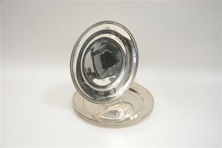 Lotto composto da due piatti in argento di diverso decoro e manifattura ( g...